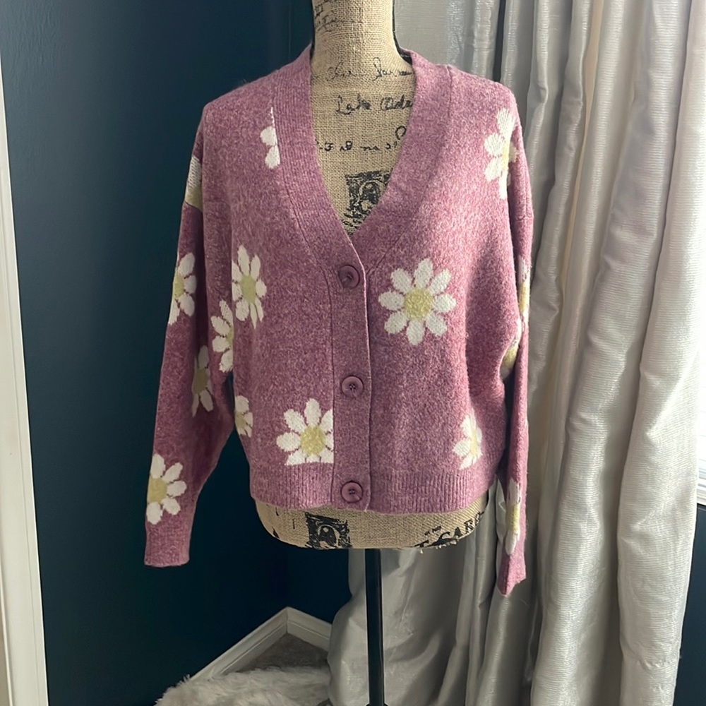 Pull&Bear Daisy Sweater Size Medium